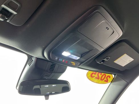 Used 2025 Chevrolet Traverse LT image 30