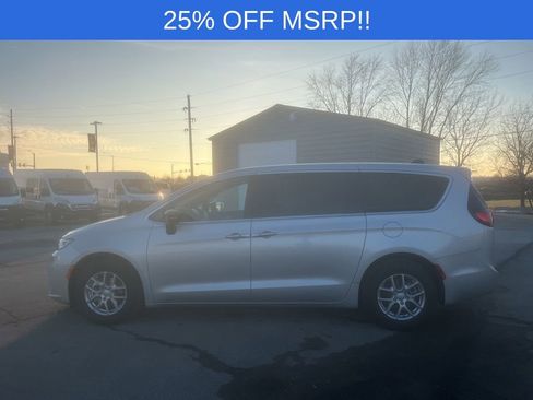 New 2026 Chrysler Pacifica Select image 5