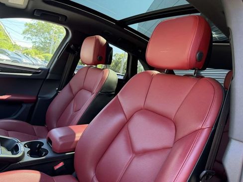 Certified 2024 Porsche Macan AWD/4WD image 12