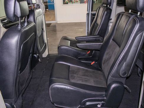 Used 2020 Dodge Grand Caravan SXT image 12