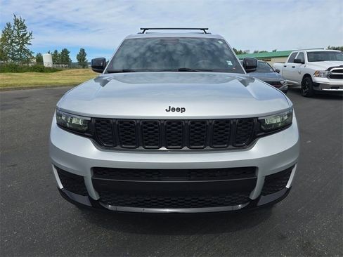 Used 2023 Jeep Grand Cherokee L Laredo image 11