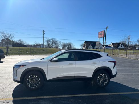 Used 2025 Chevrolet Trax LT w/ Driver Confidence Package image 1
