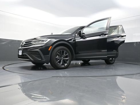 Used 2023 Volkswagen Tiguan SE w/ Panoramic Sunroof Package AWD/4WD image 31