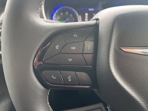 Used 2025 Chrysler Pacifica Limited image 21