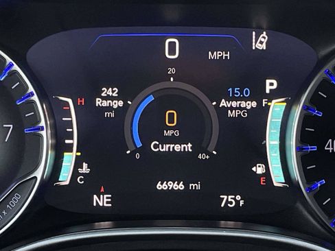 Used 2024 Chrysler Pacifica Touring-L FWD image 24