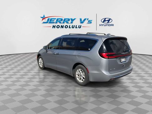 Used 2021 Chrysler Pacifica Touring-L image 6