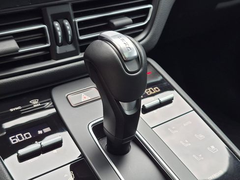 Certified 2025 Porsche Macan AWD/4WD image 18