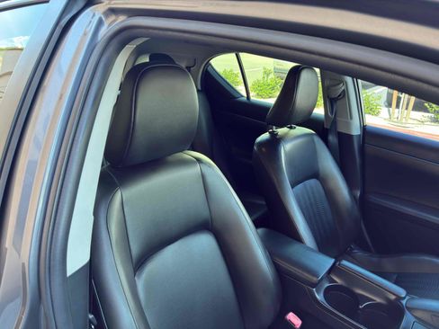 Used 2013 Lexus CT 200h w/ Premium Pkg w/Navigation FWD image 31