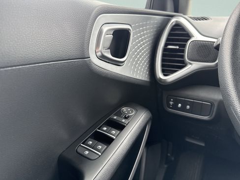 Used 2025 Kia Soul LX w/ LX Technology Package FWD image 22
