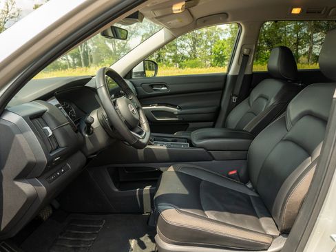 Used 2025 Nissan Pathfinder SL FWD image 11