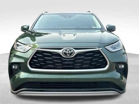 Certified 2025 Toyota Highlander Platinum AWD/4WD image 8