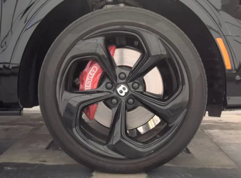 Used 2023 Bentley Bentayga AWD/4WD image 8