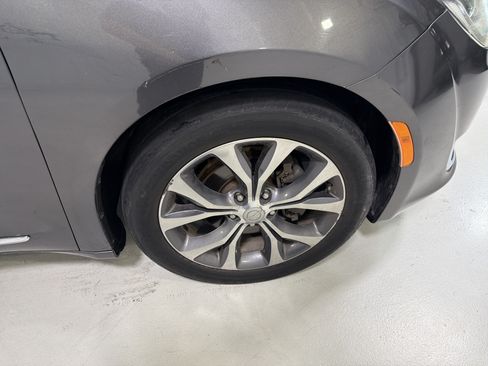 Used 2018 Chrysler Pacifica Limited FWD image 16