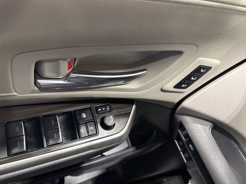 Used 2024 Toyota Sienna Limited image 20