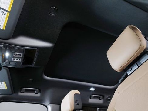 New 2026 Land Rover Defender 130 X-Dynamic SE image 22