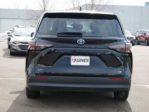 Used 2025 Toyota Sienna LE image 6