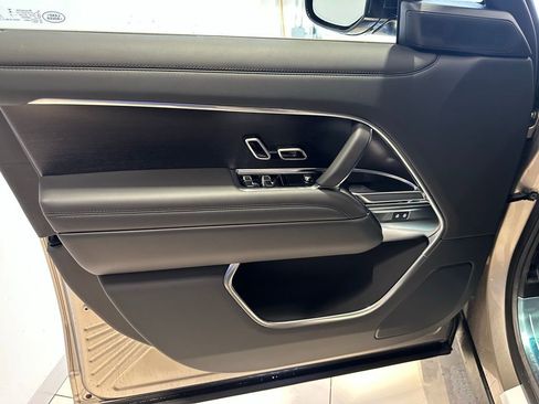 New 2025 Land Rover Range Rover SE image 28