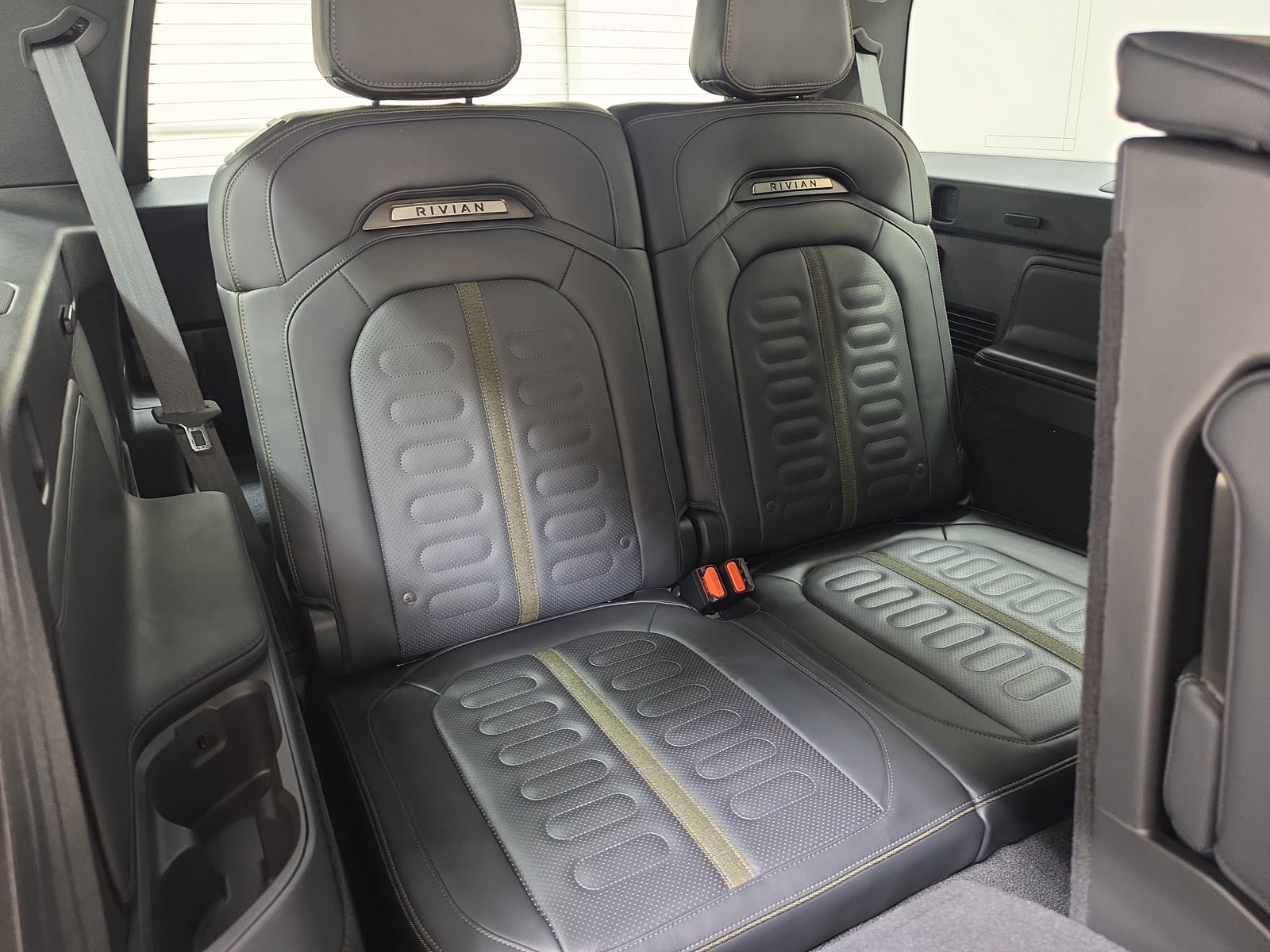 Used 2025 Rivian R1S Adventure Dual AWD/4WD image 25