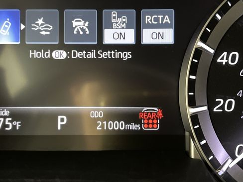 Used 2024 Toyota Highlander XLE AWD/4WD image 17