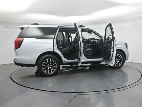 Certified 2025 Ford Expedition Platinum AWD/4WD image 4
