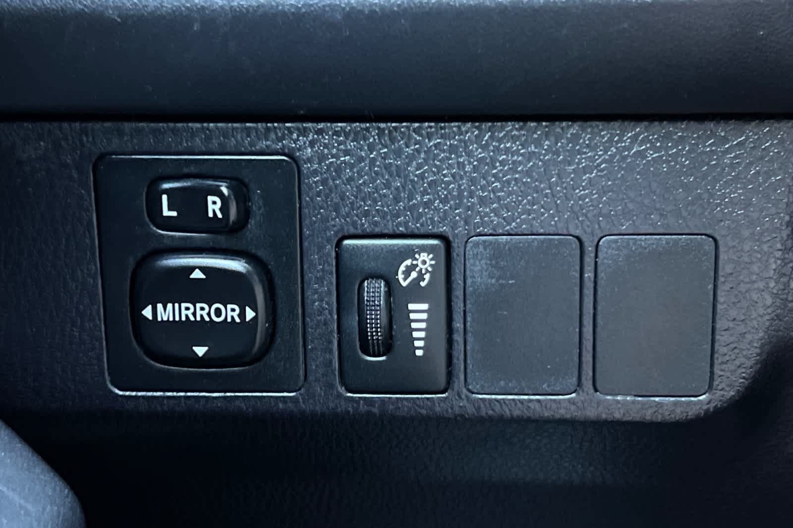Used 2016 Toyota RAV4 LE AWD/4WD image 28