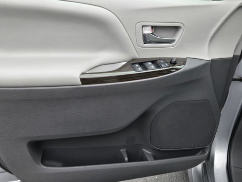 Certified 2020 Toyota Sienna XLE FWD image 8