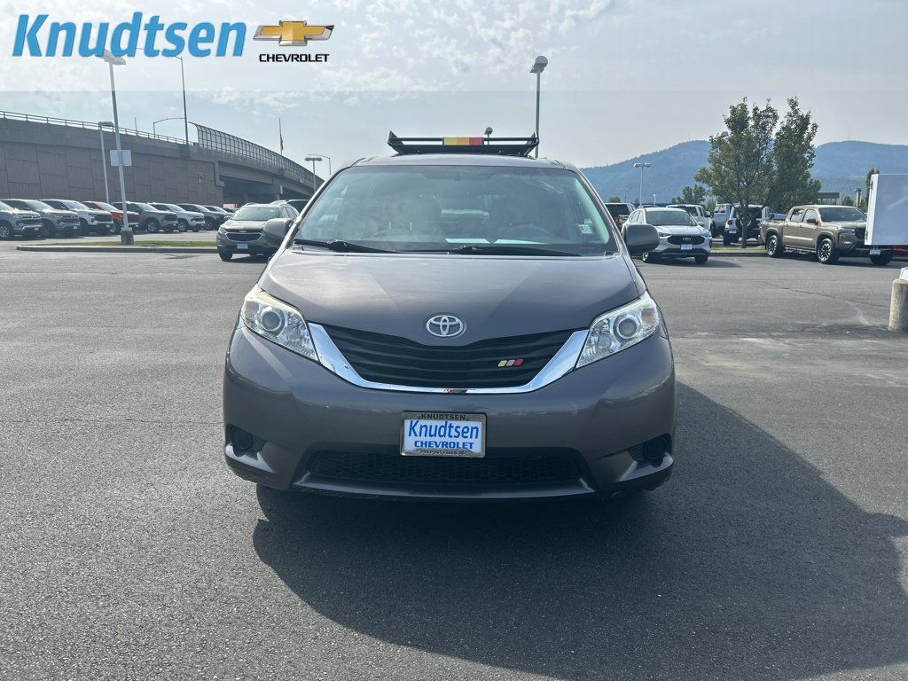 Used 2013 Toyota Sienna LE w/ Towing Pkg FWD image 2
