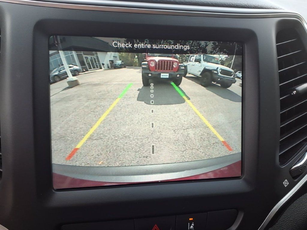 Used 2022 Jeep Cherokee Latitude Lux w/ Mopar Interior Package FWD image 10
