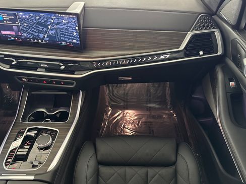 Used 2025 BMW X7 xDrive40i w/ M Sport Package AWD/4WD image 32