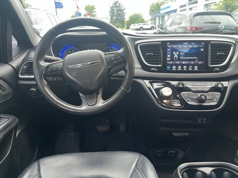 Used 2020 Chrysler Pacifica Touring-L AWD/4WD image 19