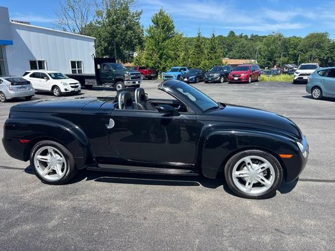 Used 2004 Chevrolet SSR w/ Preferred Equipment Group RWD image 23