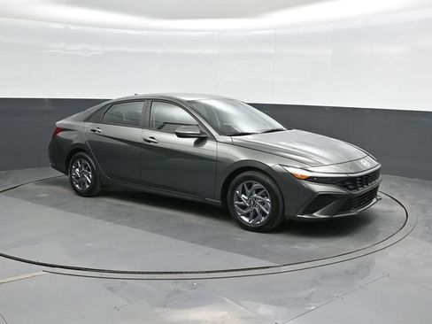 Used 2024 Hyundai Elantra SEL image 5