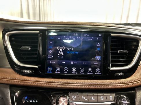 Used 2018 Chrysler Pacifica Limited w/ Tire & Wheel Group image 17