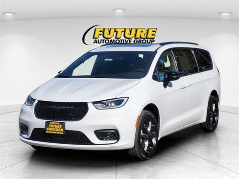 New 2026 Chrysler Pacifica Limited w/ S Appearance Package image 2