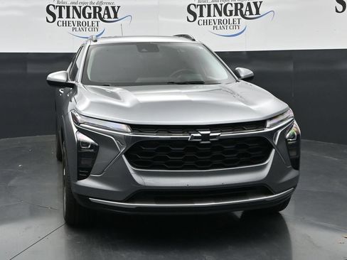 Used 2024 Chevrolet Trax LT w/ Sunroof Package FWD image 2