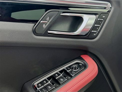 New 2026 Porsche Macan Base image 20