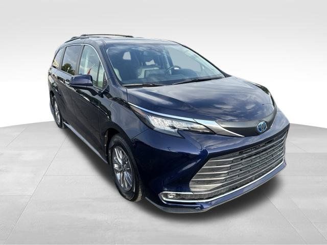 Used 2023 Toyota Sienna XLE FWD image 7