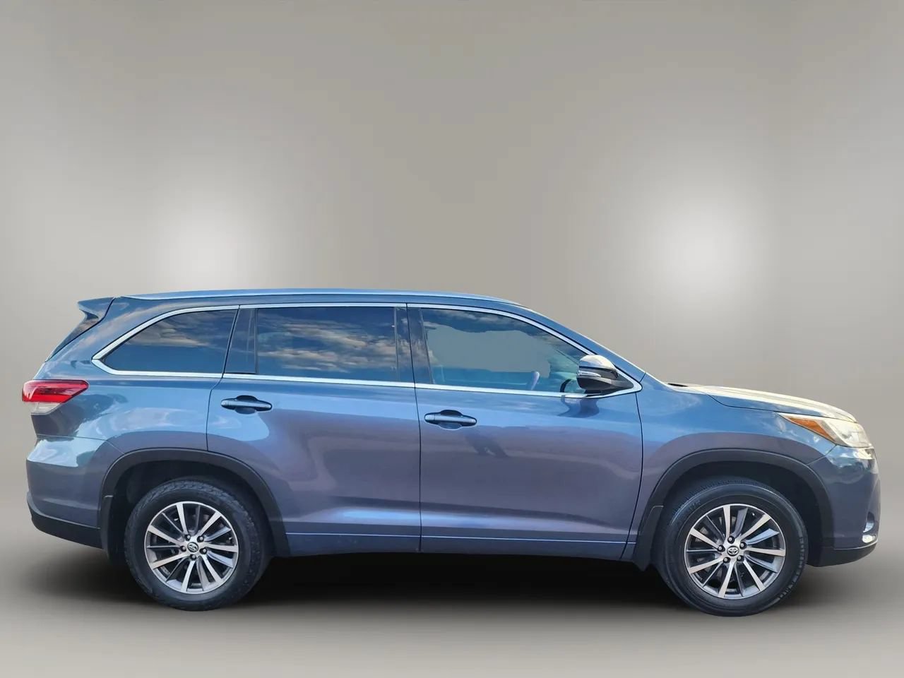 Used 2018 Toyota Highlander XLE AWD/4WD image 11