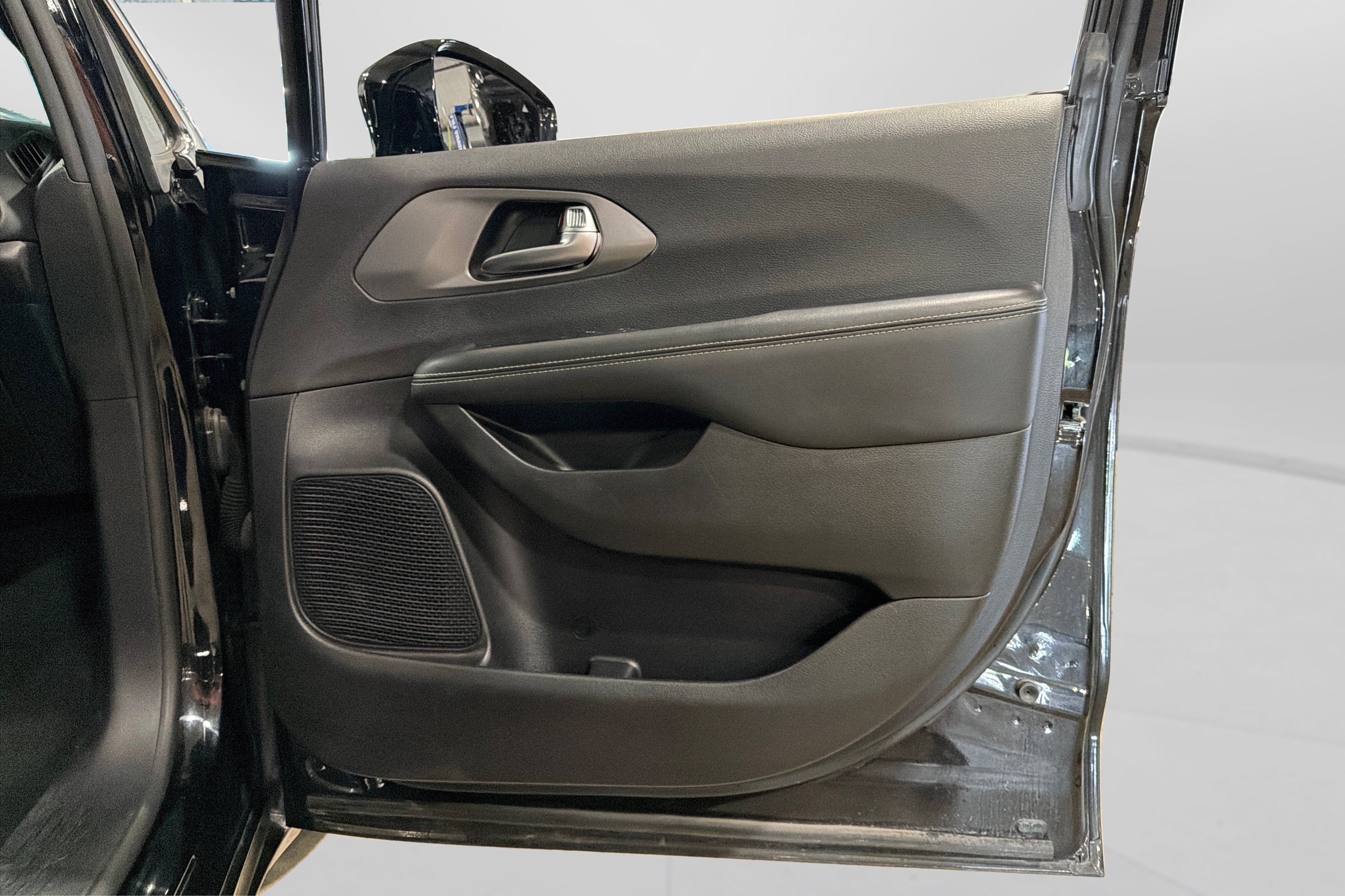 Used 2025 Chrysler Pacifica Select FWD image 38