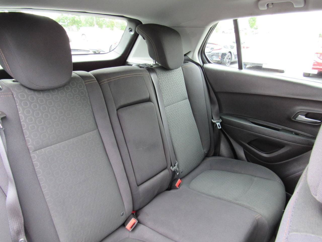 Used 2018 Chevrolet Trax LS AWD/4WD image 31