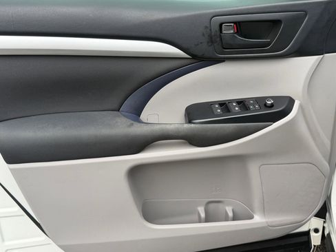 Used 2017 Toyota Highlander LE image 12