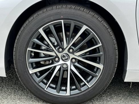 Used 2025 Lexus ES 300h w/ Premium Package FWD image 32