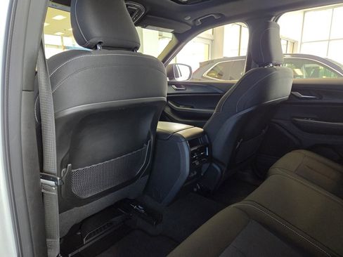 Used 2025 Jeep Grand Cherokee Laredo X image 20