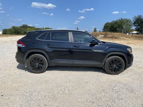 Used 2024 Volkswagen Atlas Cross Sport SE w/ Panoramic Sunroof Package FWD image 2