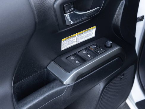 Used 2019 Toyota Tacoma TRD Off-Road AWD/4WD image 9