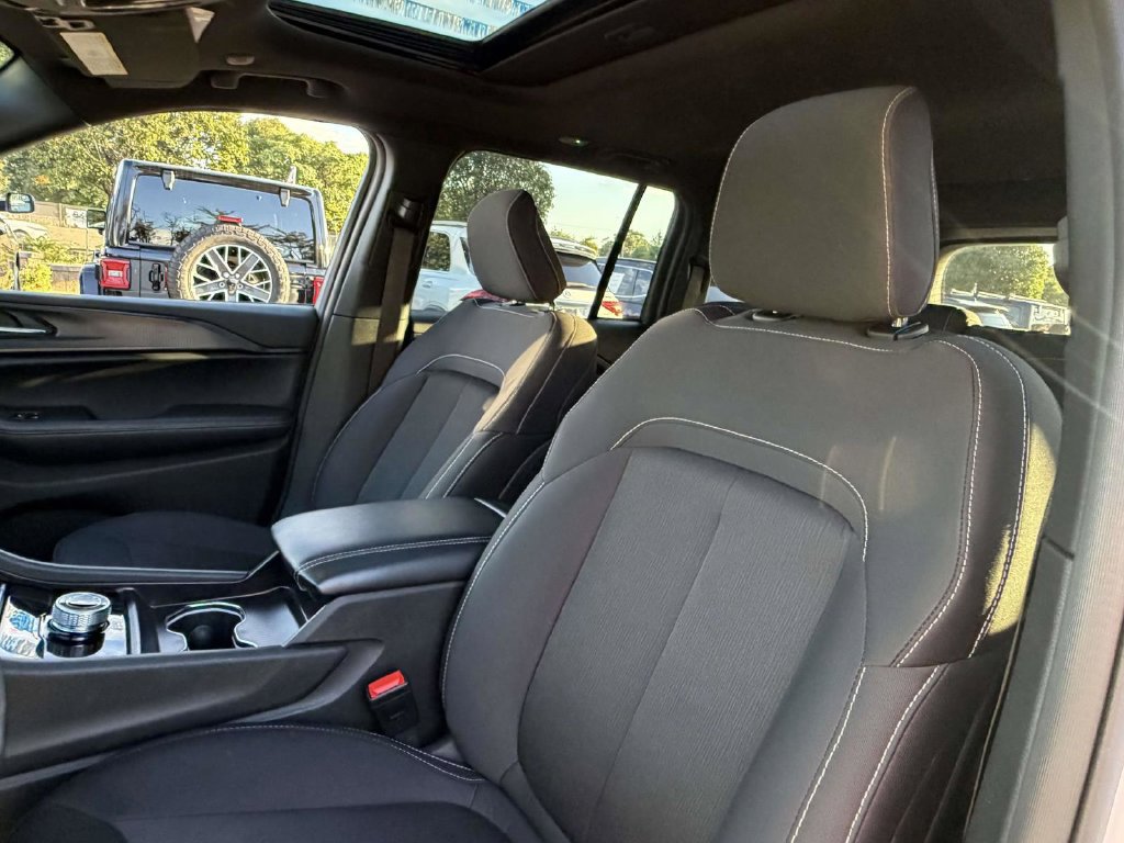 Used 2025 Jeep Grand Cherokee Laredo X w/ Luxury Tech Group I AWD/4WD image 19