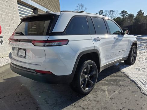 New 2025 Jeep Grand Cherokee Altitude image 7