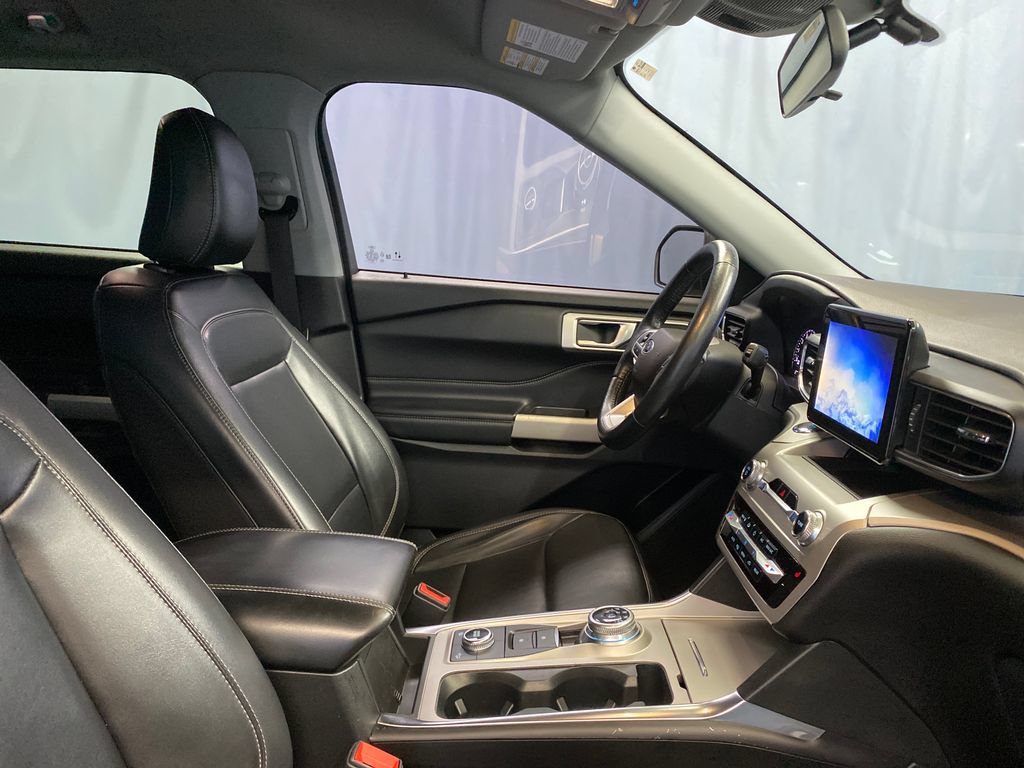 Used 2022 Ford Explorer XLT w/ Equipment Group 202A AWD/4WD image 44