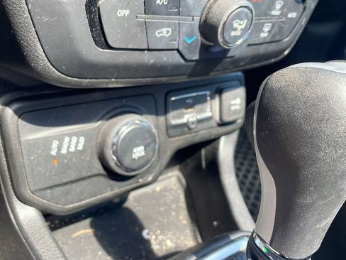 Used 2018 Jeep Renegade Latitude w/ Advanced Technology Group AWD/4WD image 17