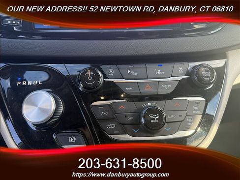 Used 2024 Chrysler Pacifica Touring-L FWD image 11